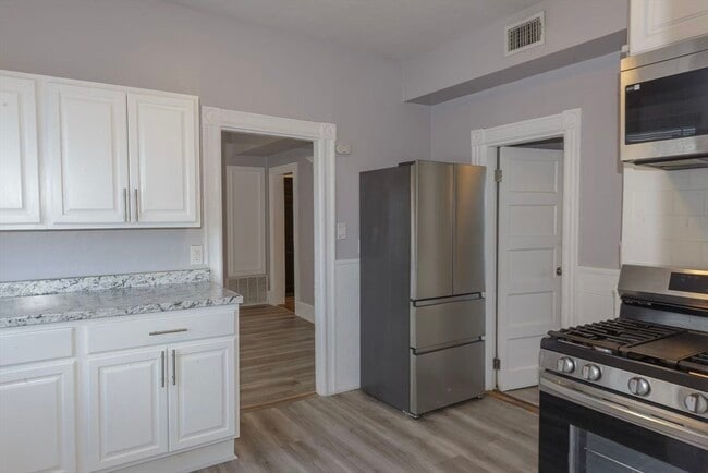 Building Photo - 301 Medford St