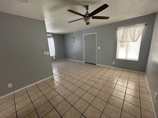 Foto del edificio - 725 E Ridgecrest Blvd