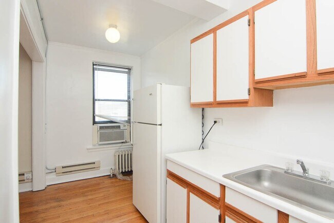 Building Photo - 3345 N Marshfield Ave