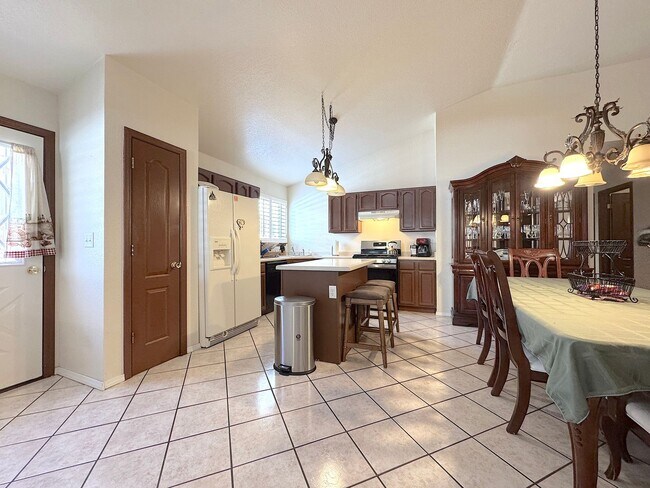 Building Photo - East El Paso 4bed/2bath Refrig A/C!