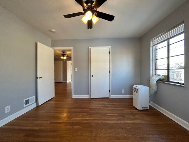 Building Photo - Chic 1-Bed Retreat near Westgate Park: Ren...