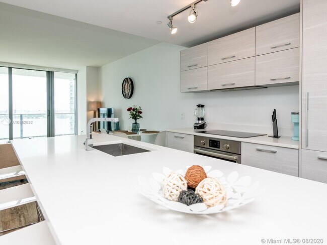 Foto del edificio - 650 NE 32nd St