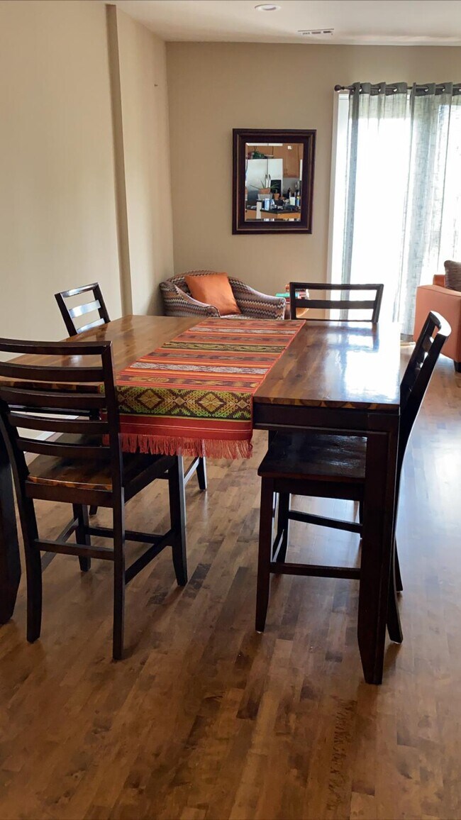 Dining - 2436 W Madison St