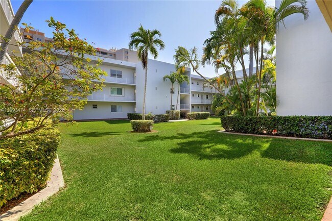 Foto del edificio - 100 Edgewater Dr