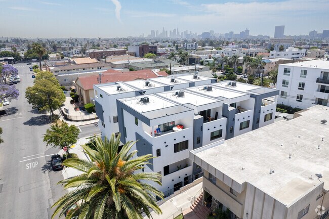 Context facing DTLA - 5000 W Maplewood Ave