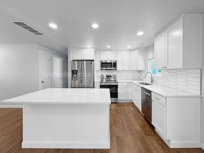 Building Photo - 2918 N Redway Rd