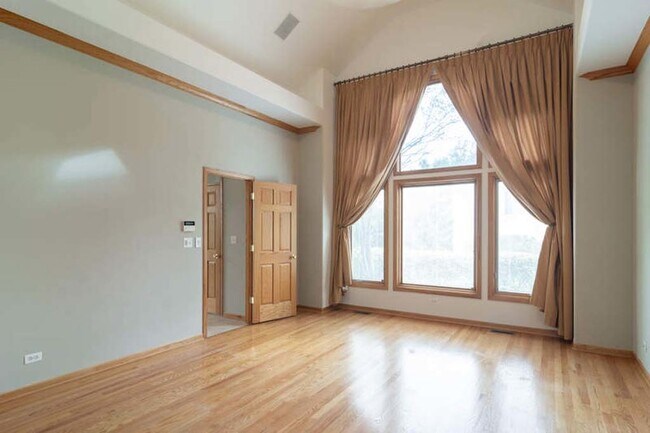 Building Photo - 922 W Chesterfield Ct