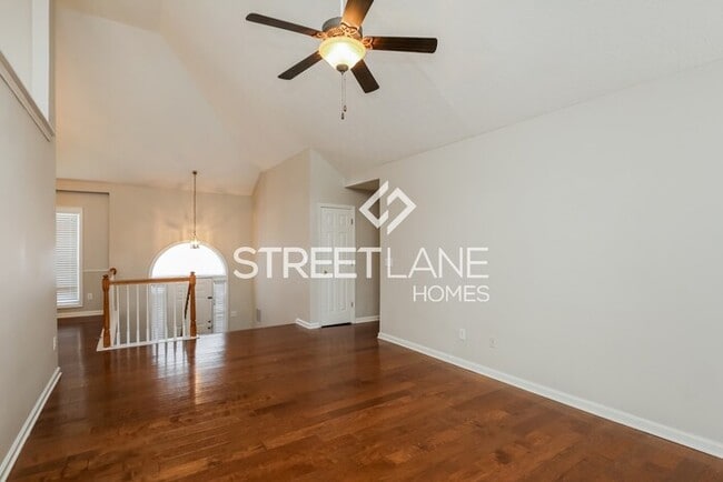 Building Photo - REDUCED!!