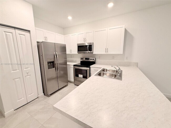 Foto del edificio - 2620 SE 11th Ct