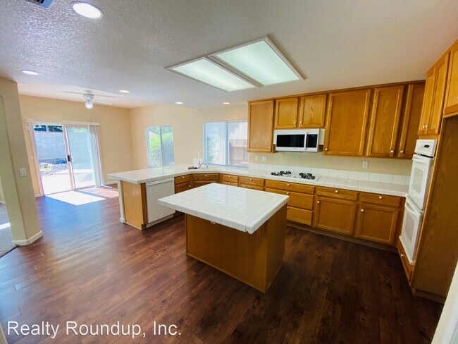 Foto del edificio - 5 br, 3 bath House - 8744 Morning Glory Way