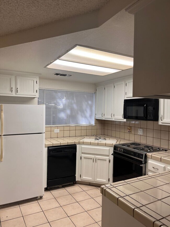 Building Photo - Spacious 2 Story - 2bedroom 1 1/2 bath con...