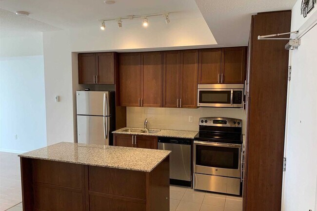 Photo du bâtiment - 830 Lawrence Ave W