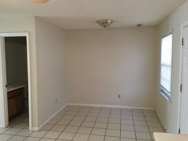 Foto del edificio - 2692 Callier Springs Rd. Apt. D
