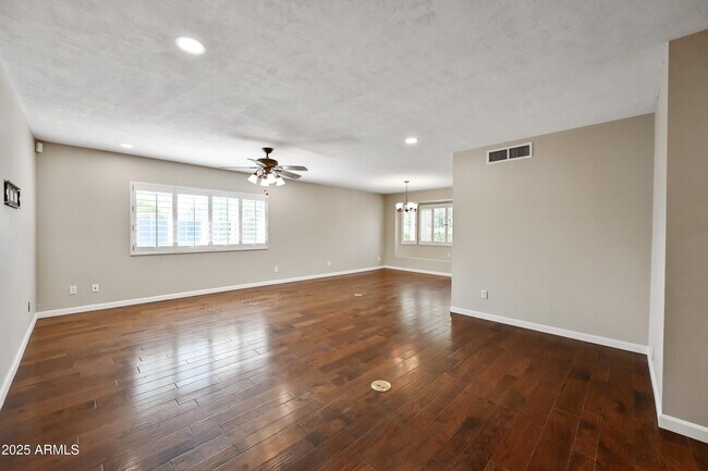 Building Photo - 324 W Willow Ave