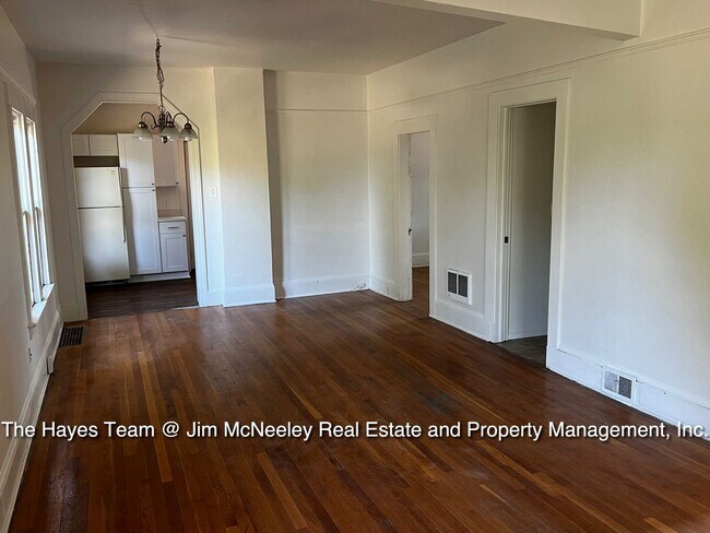 Building Photo - 2 br, 1 bath House - 6424 N. Burrage Ave.