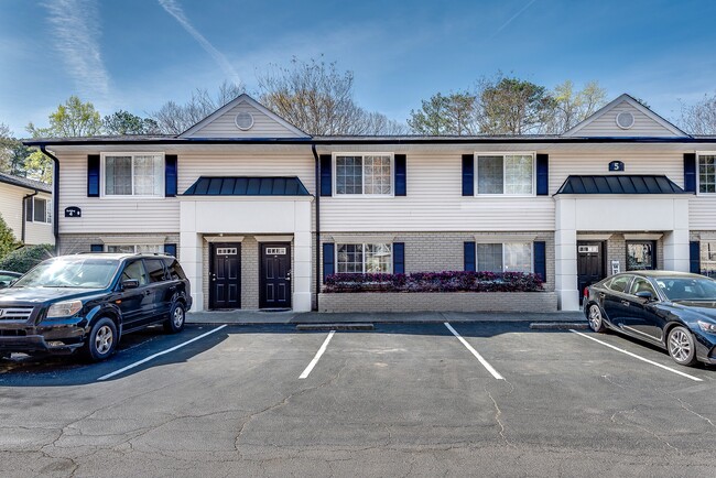 Building Photo - 6940 Roswell Rd
