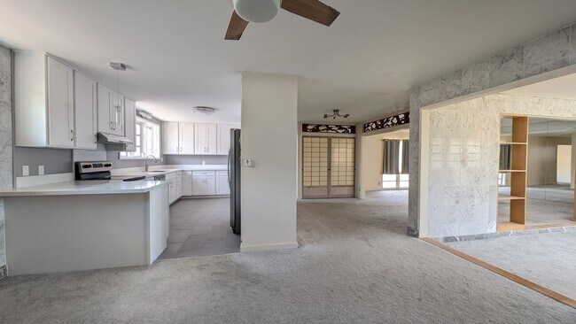 Building Photo - Salt Lake 3 bedroom 3 bath home with updat...