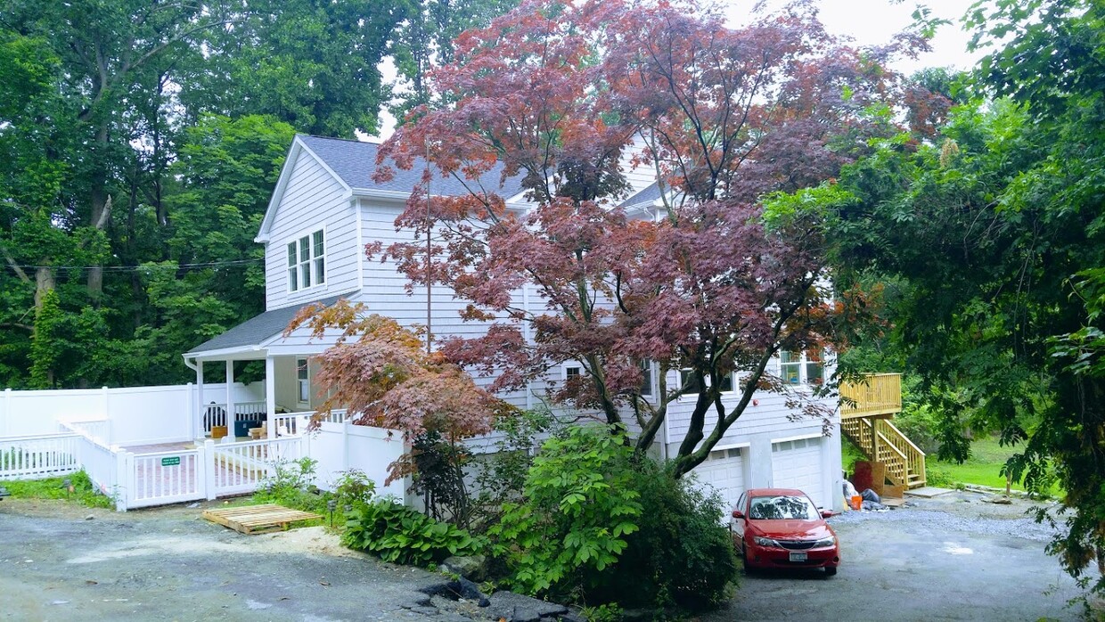 10. Exterior side view of house - 275 croton dam road