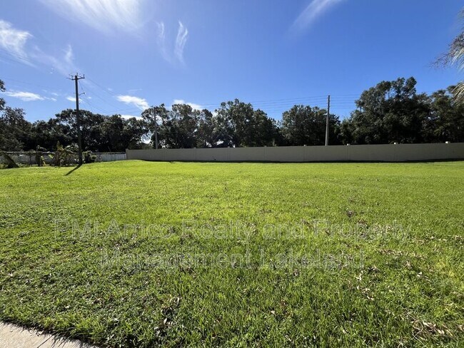 Foto del edificio - 8102 Waterview Way