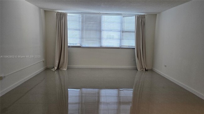 Building Photo - 999 Brickell Bay Dr