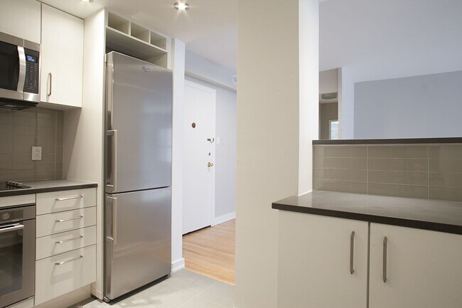 Building Photo - 3495 Rue de la Montagne