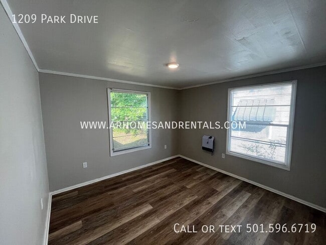Building Photo - 1209 Park Dr