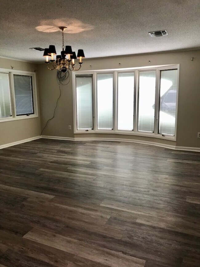 Building Photo - 3 bed 2 Bath Brick Home off Park Avenue!