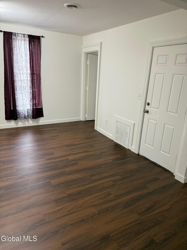 Foto del edificio - 8 Harrison Ave