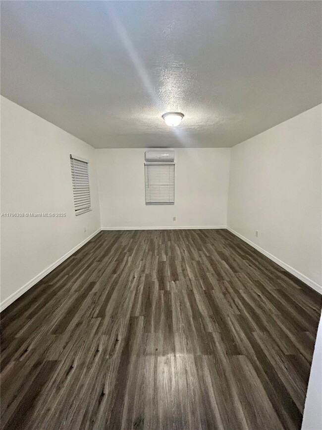 Building Photo - 706 S F St