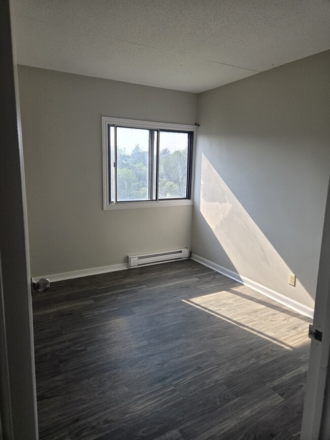 Building Photo - 411 Ellerdale St
