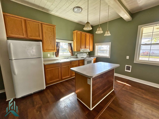 Building Photo - 3 bedroom, 1 bath cozy home
