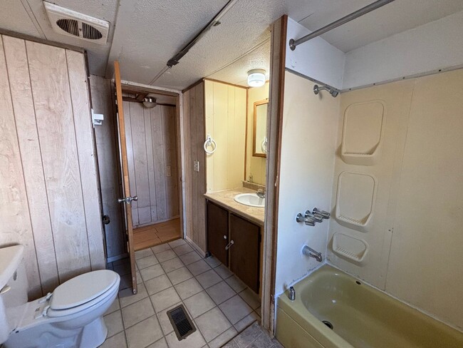 Building Photo - Two Bedroom Mobile Unit Near Shopping-Pet ...