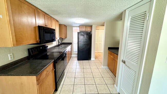 Building Photo - Park Like Setting - Spacious Condo!