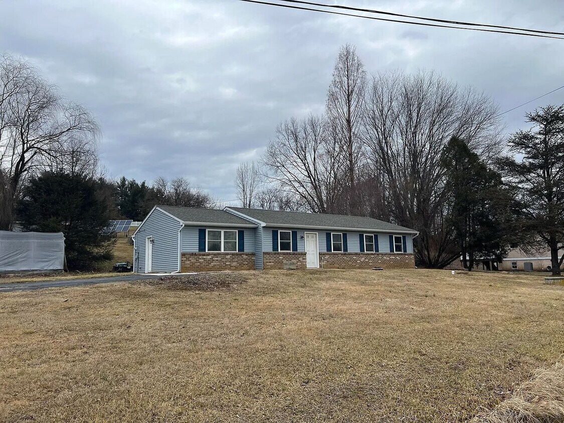 Primary Photo - Country living on 1.27 acres.