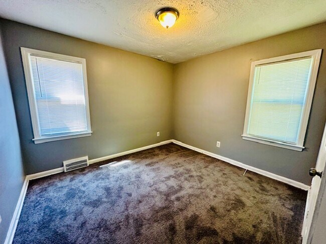 Building Photo - 3 Bedroom 1 Bath Welcome Section 8