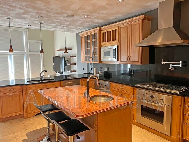 Building Photo - 8036 Watkins Dr
