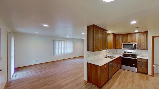 Building Photo - Newly remodeled, roomy ranch duplex, attac...