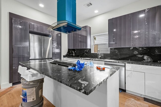 Building Photo - 1044 Grant Way SE