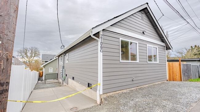 Building Photo - 2106 Oakes Ave