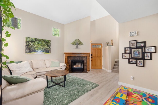 Building Photo - 2 Piccadilly Ct