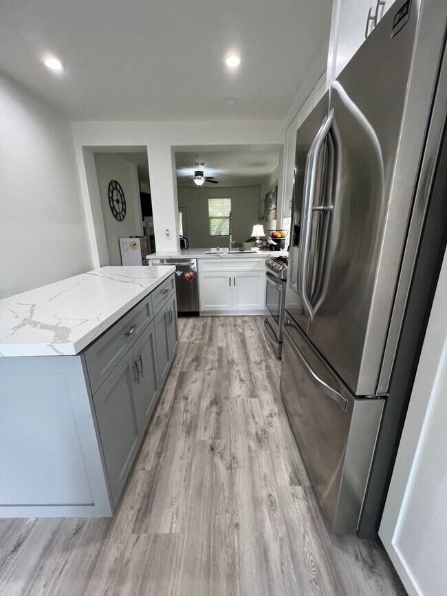 Building Photo - Gorgeous Townhome near Downtown Ventura & Beaches