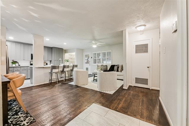 Building Photo - 6848 Town N Dr