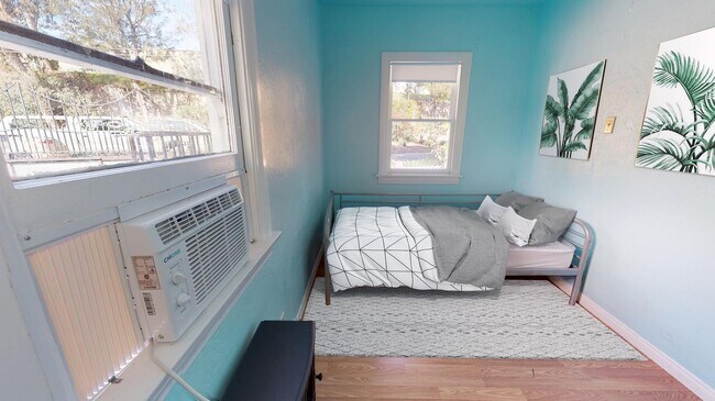 Foto del edificio - Charming Long Beach home near Scherer Park