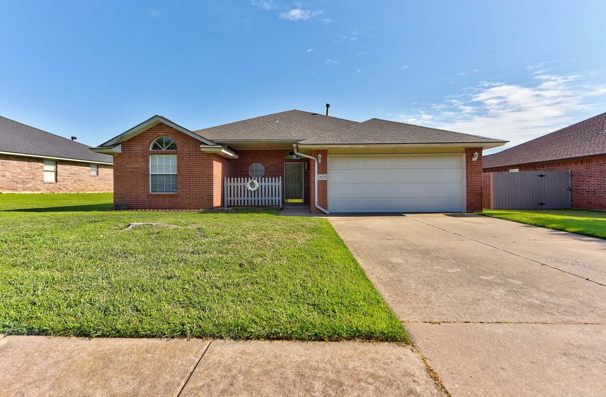 Primary Photo - 2809 E Lake Dr