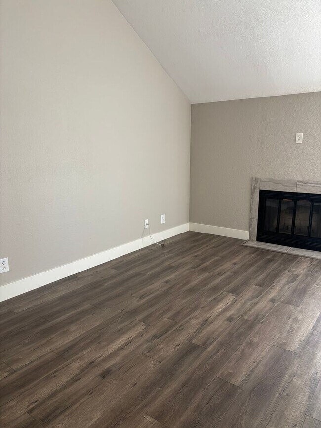 Foto del edificio - Renovated two bedroom two bath townhome, Windsor!!