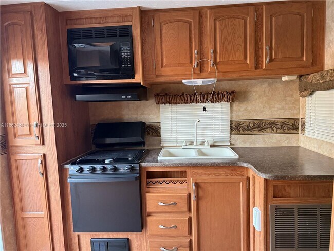 Foto del edificio - 706 W 40th Pl