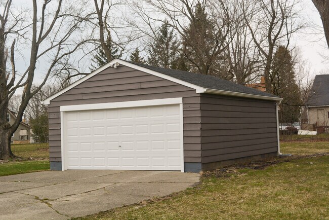 Garage - 856 W Indianola Ave