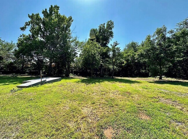 Foto del edificio - 3215 Oakwood Dr