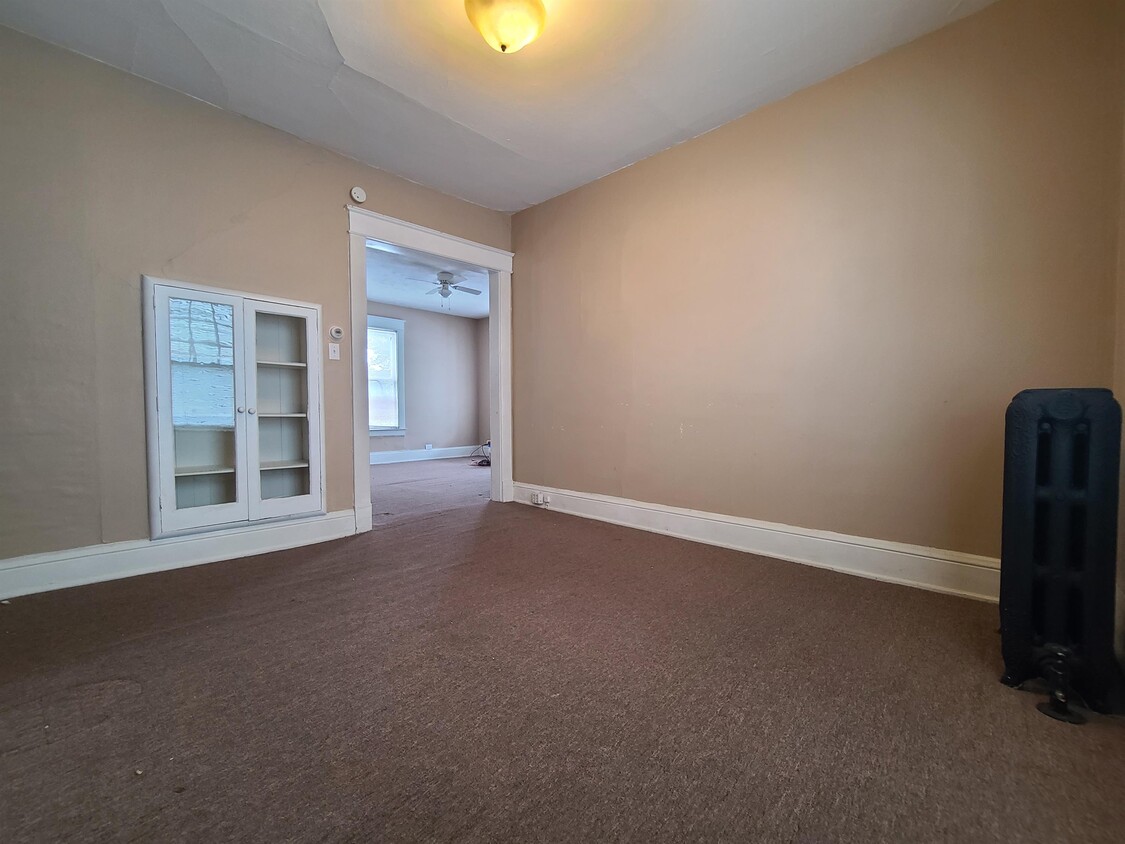 Primary Photo - 913 E Washington St