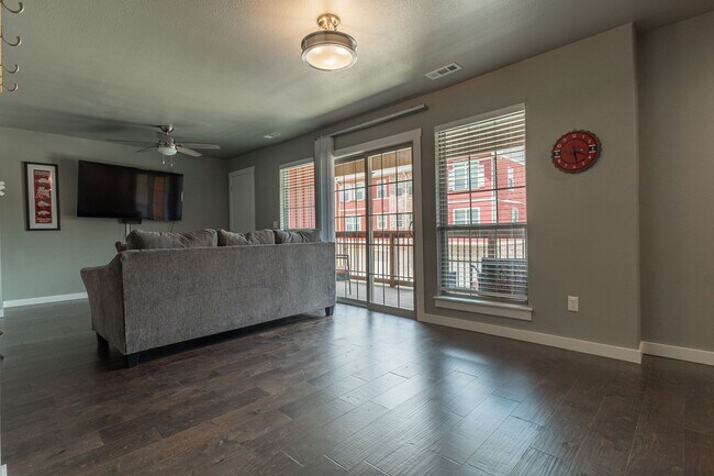 Foto del edificio - FIRST MONTH FREE!! Fully Furnished Condo!!  3 bedroom 2.5 bath minutes from the U of A!!!!